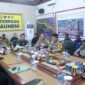 Kapolda Lampung Irjen Pol. Helmy Santika bersama pejabat TNI Korem 043 Gatam, instansi terkait, dan jajaran lainnya menerima arahan penting terkait pengamanan puncak arus mudik di Pelabuhan Bakauheni. 