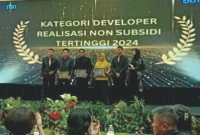 Branch Manager PT Griya Keiko Sejahtera Gustin Pamungkas (keempat dari kiri) Saat Menerima Penghargaan Dari BTN Syariah Cabang Bandar Lampung