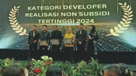 Branch Manager PT Griya Keiko Sejahtera Gustin Pamungkas (keempat dari kiri) Saat Menerima Penghargaan Dari BTN Syariah Cabang Bandar Lampung